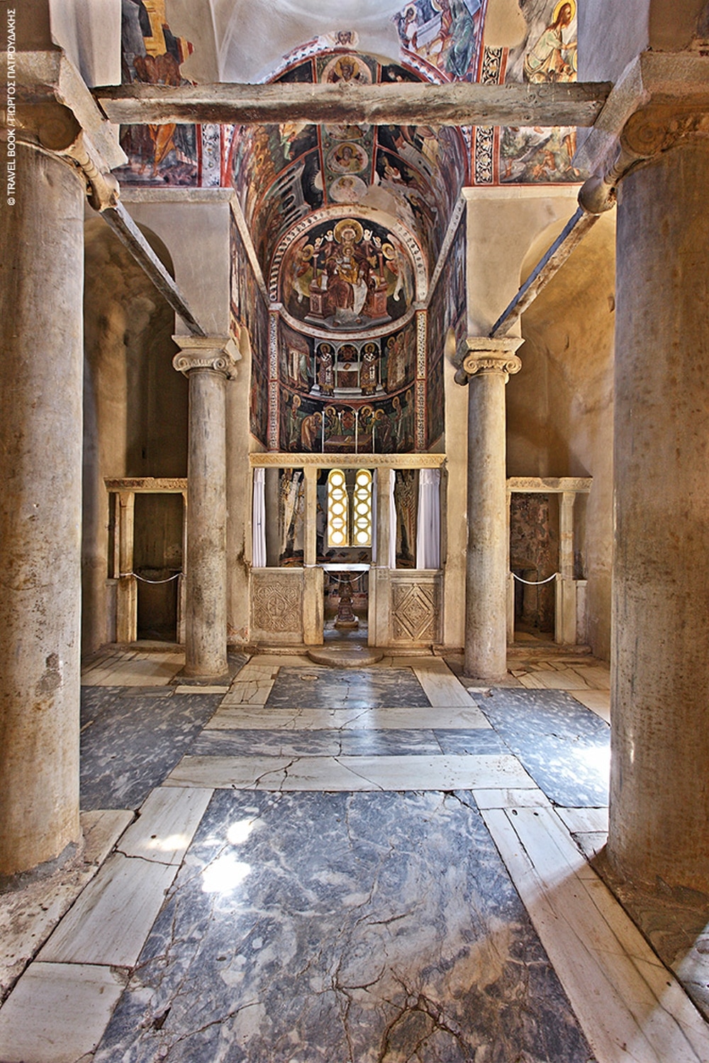 Εσωτερικό καθολικού Ιεράς Μονής Καισαριανής.