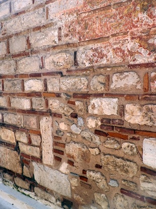 πλινθοπερίκλειστη τοιχοδομή Αγίου Ιωάννη Θεολόγου Πλάκας